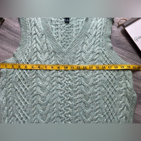 Forever 21 Seafoam Sage Green Cable Knit Sleeveless Sweater Vest w Side Vent. M - Picture 12 of 14